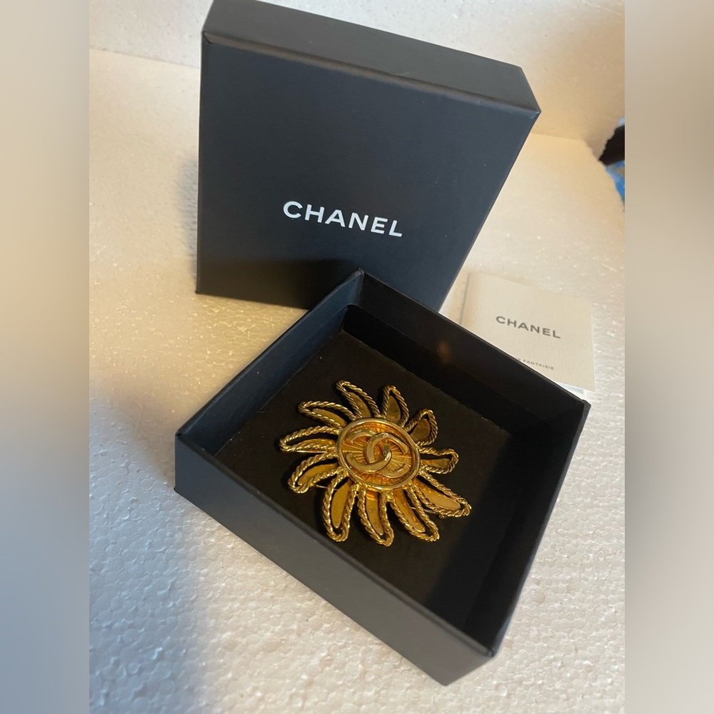 CHANEL Pre-Owned 1994 CC Logo Interlocking Sun Motif Brooch in Gold